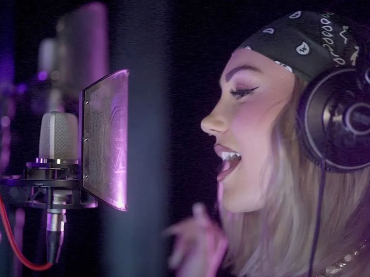 Chanteuse au micro dans le studio d'enregistrement Leizart