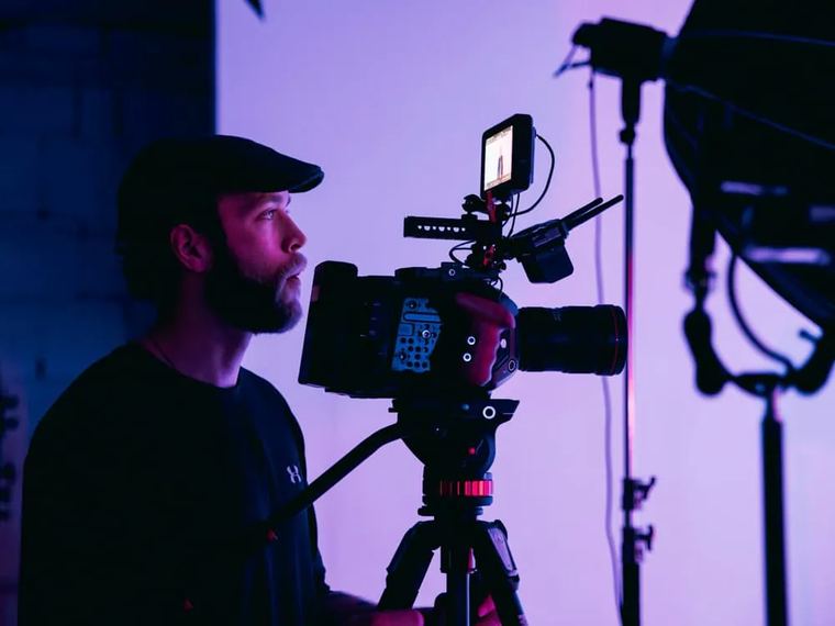 Réalisateur en tournage dans un studio vidéo Leizart