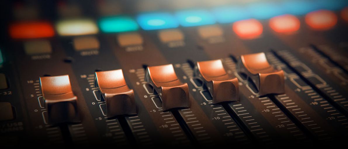 Console de mixage du studio Leizart, faders éclairés
